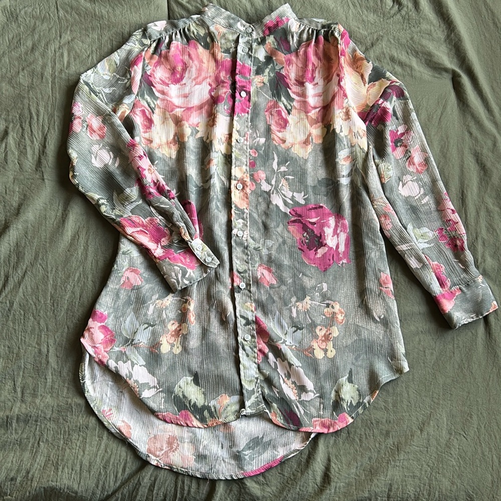 Sheer floral button down shirt. H&M branded, size small, good condition.